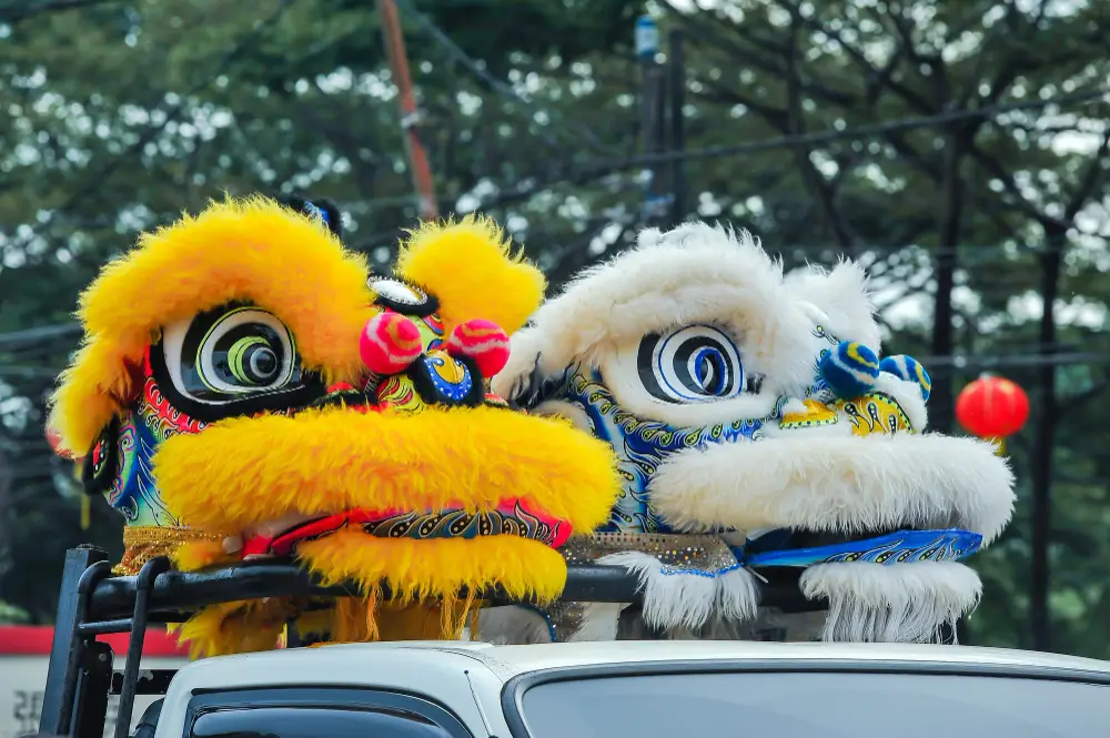 Hình ảnh hai con lân múa trước cửa hàng  ý nghĩa múa lân khai trương